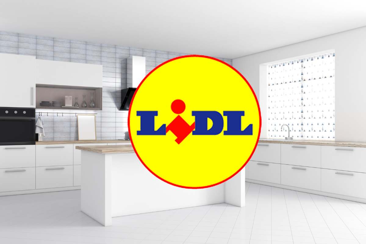 cucina bianca e logo della lidl al centro