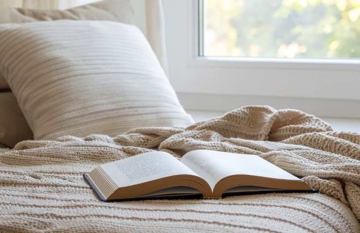 letto con coperte e libro