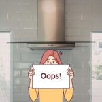 cappa in cucina e disegno di una donna con cartello su cui c'è scritto oops