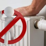 mano su termosifone con omino bianco dentro cerchio rosso per errore