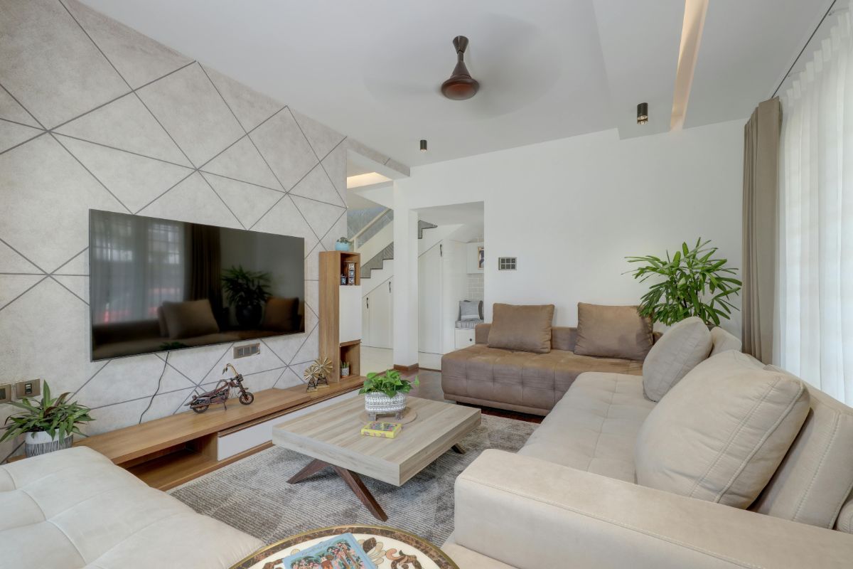 soggiorno moderno di piccole dimensioni con divano e televisione