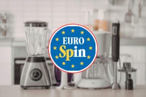 piccoli elettrodomestici in cucina e logo di eurospin
