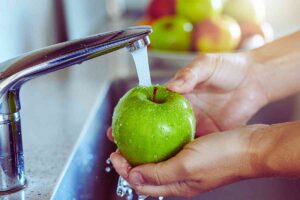 acqua che scende e lavare la mela
