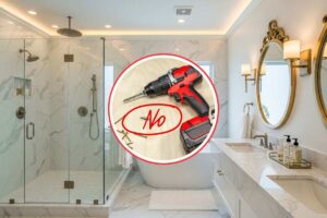 bagno moderno, trapano e scritta no