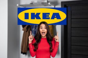 sfondo in cui si vedono degli abiti appesi al muro, logo ikea e donna stupita che lo indica