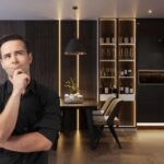 uomo che pensa si trova in un soggiorno moderno con arredi neri