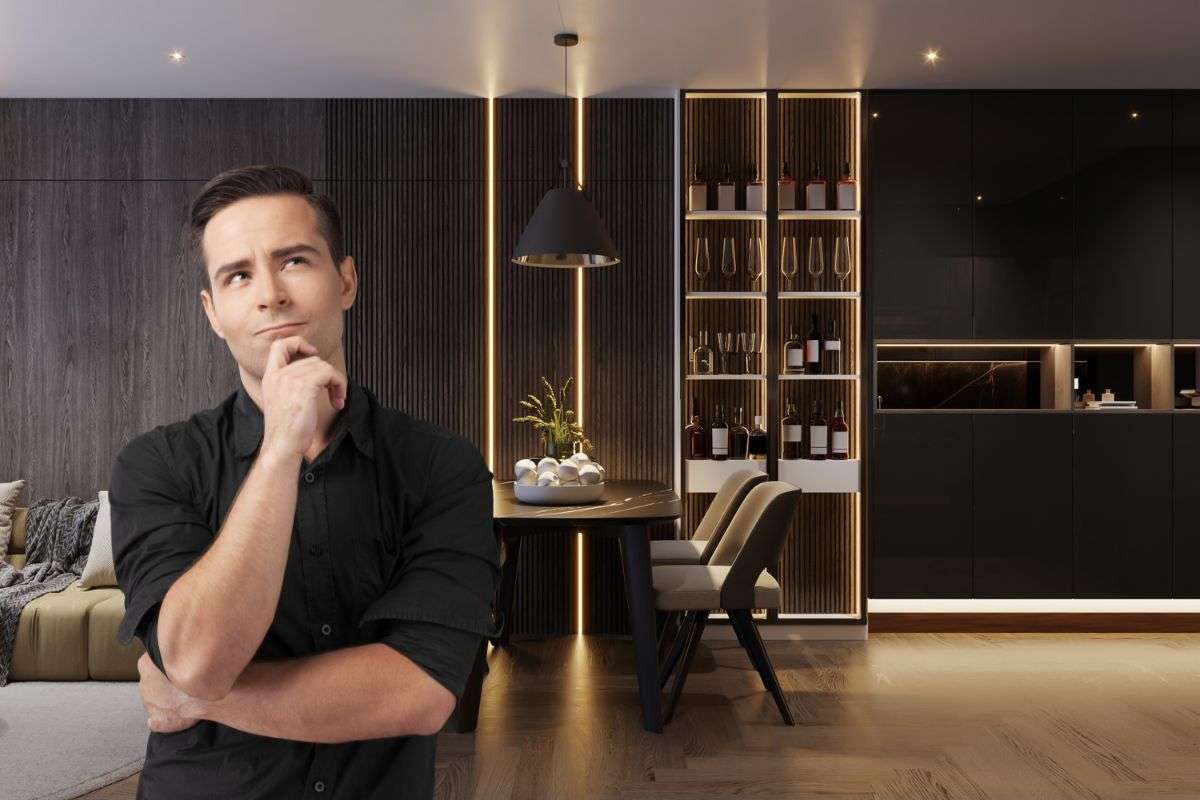 uomo che pensa si trova in un soggiorno moderno con arredi neri