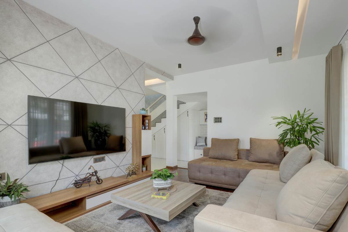 Salotto con televisione e divani 