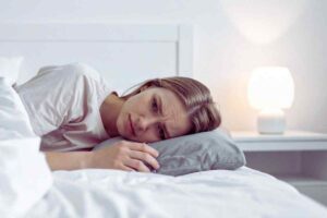 Cosa c’è sul tuo comodino? L’oggetto che sta rovinando la qualità del tuo sonno (e come sostituirlo)