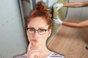 operaio che procede con isolamento termico e donna che pensa