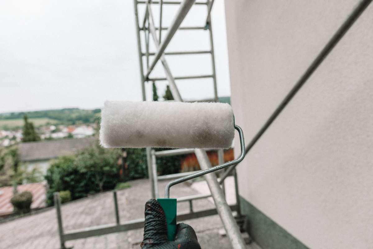 mano con rullo sul balcone