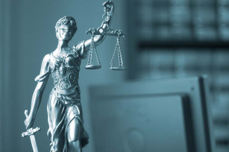 Una statua di giustizia