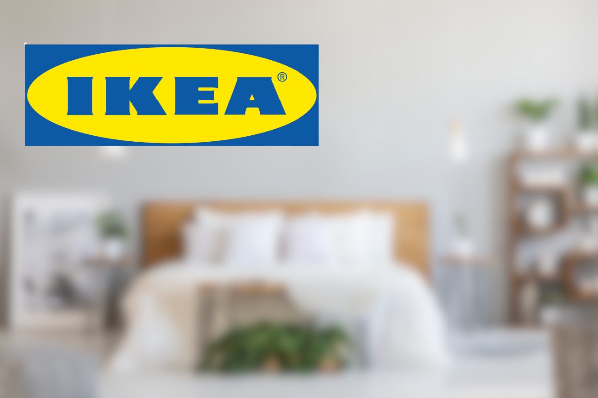 camera da letto sfocata con logo ikea in primo piano