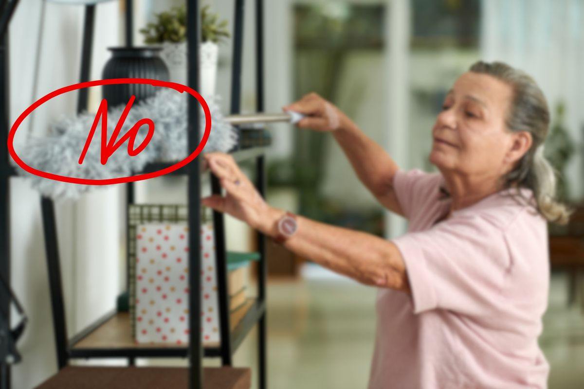 donna anziana che spolvera e scritta no sul piumino