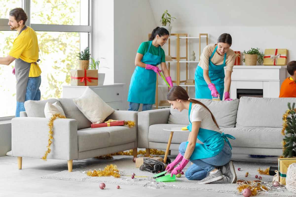 persone che puliscono casa insieme