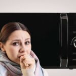microonde chiuso e donna preoccupata con sciarpa davanti