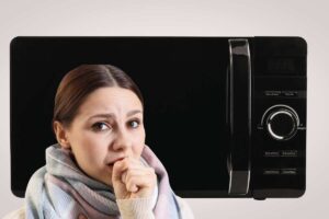 microonde chiuso e donna preoccupata con sciarpa davanti