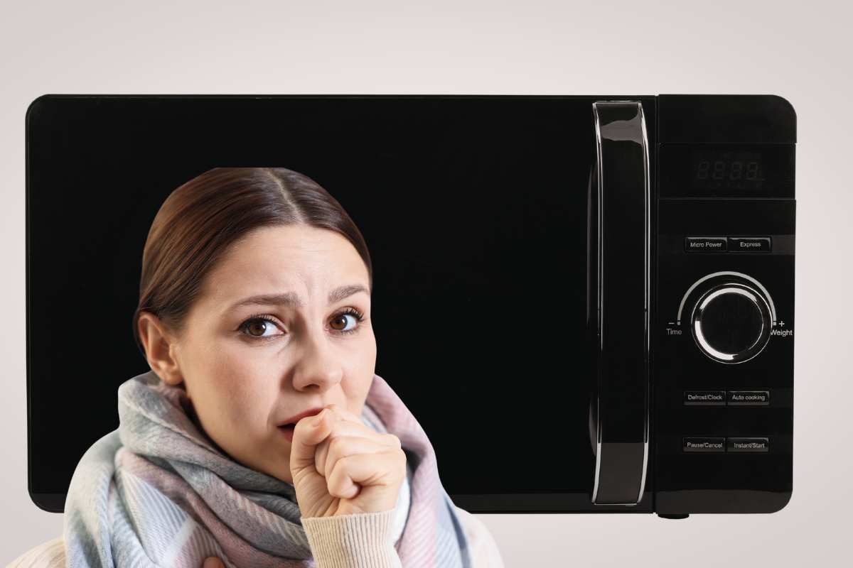 microonde chiuso e donna preoccupata con sciarpa davanti
