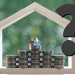 casa con dentro monete in fila e coppia abbracciata con punto interrogativo