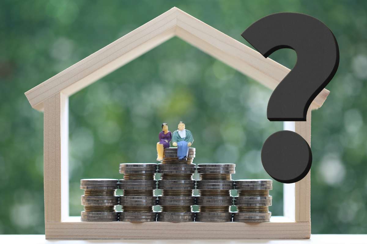 casa con dentro monete in fila e coppia abbracciata con punto interrogativo