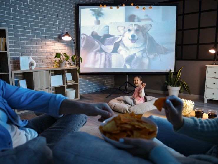 famiglia che guarda un film da un proiettore