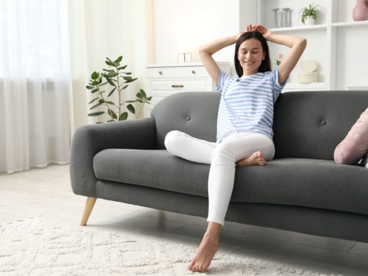 donna seduta rilassata sul divano