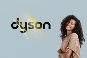 Una donna che sorride accanto alla scritta illuminata "dyson"