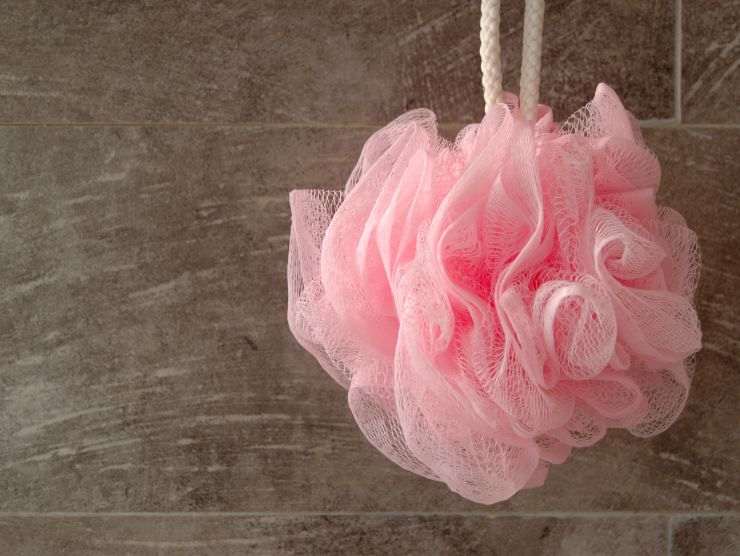 spugna per la doccia di colore rosa