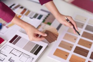 Un interior designer che discute di diverse opzioni per la casa