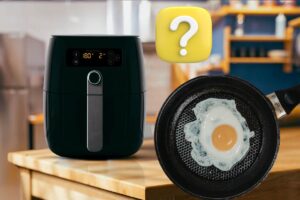 friggitrice ad aria con pentola e dentro uovo in cucina e punto interrogativo giallo