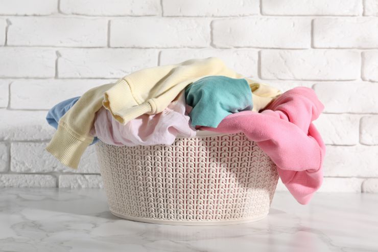 Una cesta di panni sporchi