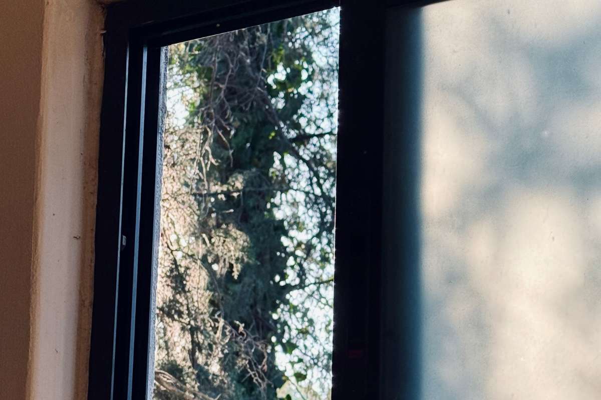 finestra aperta con pellicola da una parte