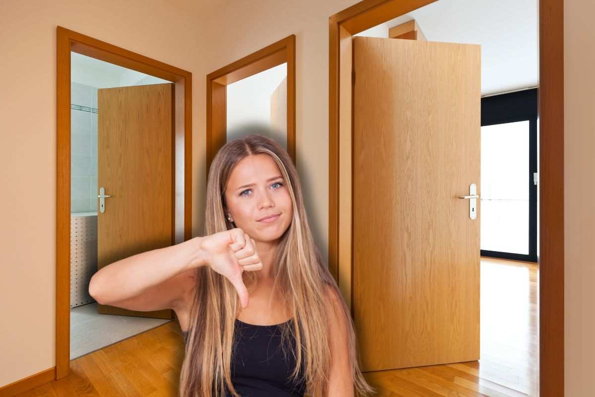 casa con porte di legno e donna con pollice in giù