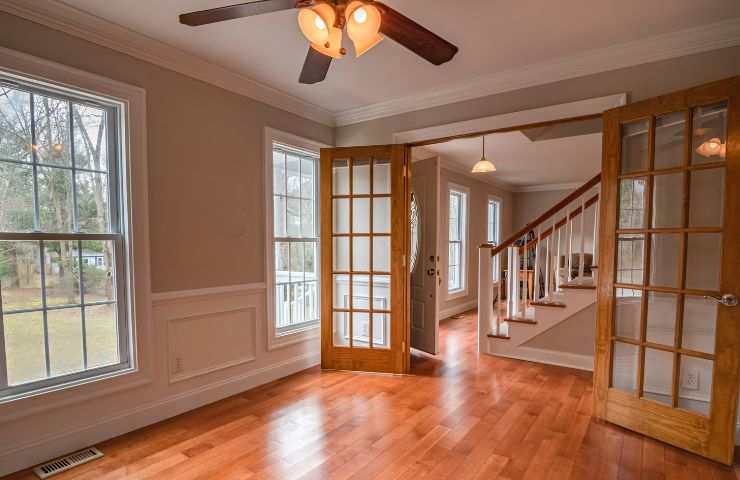 casa moderna con porte in legno