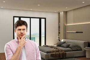 Un uomo pensieroso mentre guarda il letto