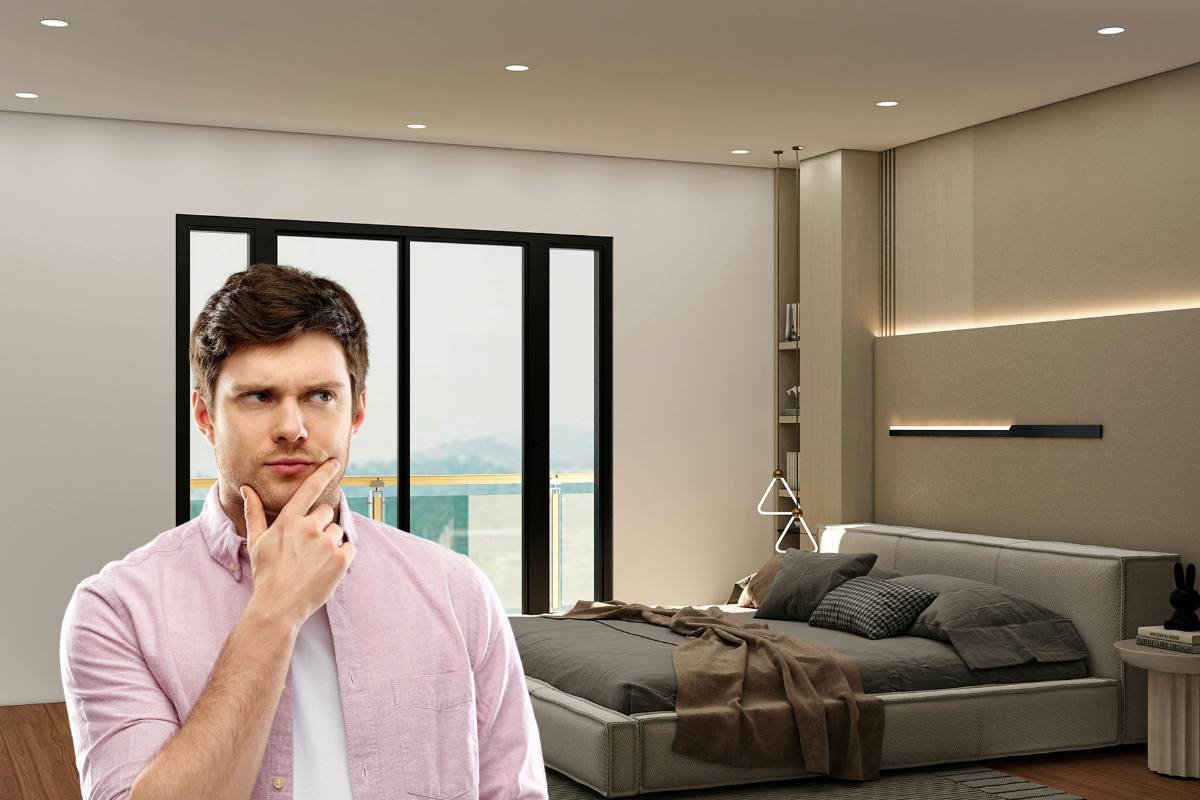 Un uomo pensieroso mentre guarda il letto