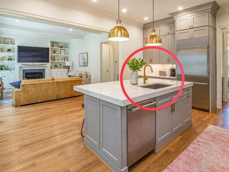 cucina con isola e cerchio che evidenzia un lavello