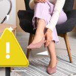 donna con scarpe di camoscio e simbolo di attenzione giallo