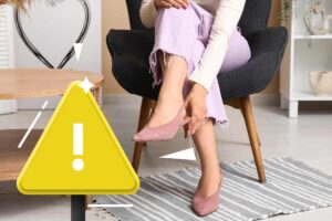 donna con scarpe di camoscio e simbolo di attenzione giallo