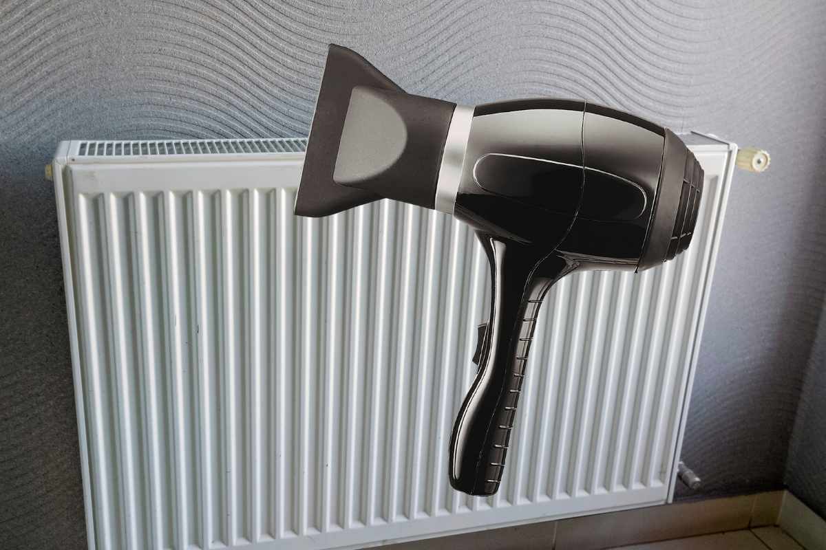 termosifone e phon in primo piano