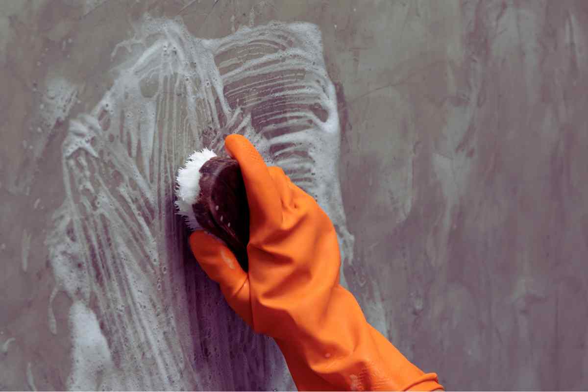 pulire il muro con la spazzola