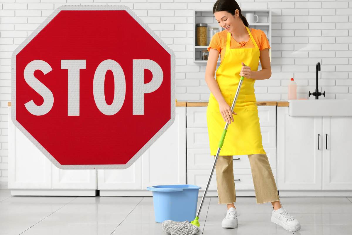 donna che pulisce il pavimento con secchio e scritta grande stop