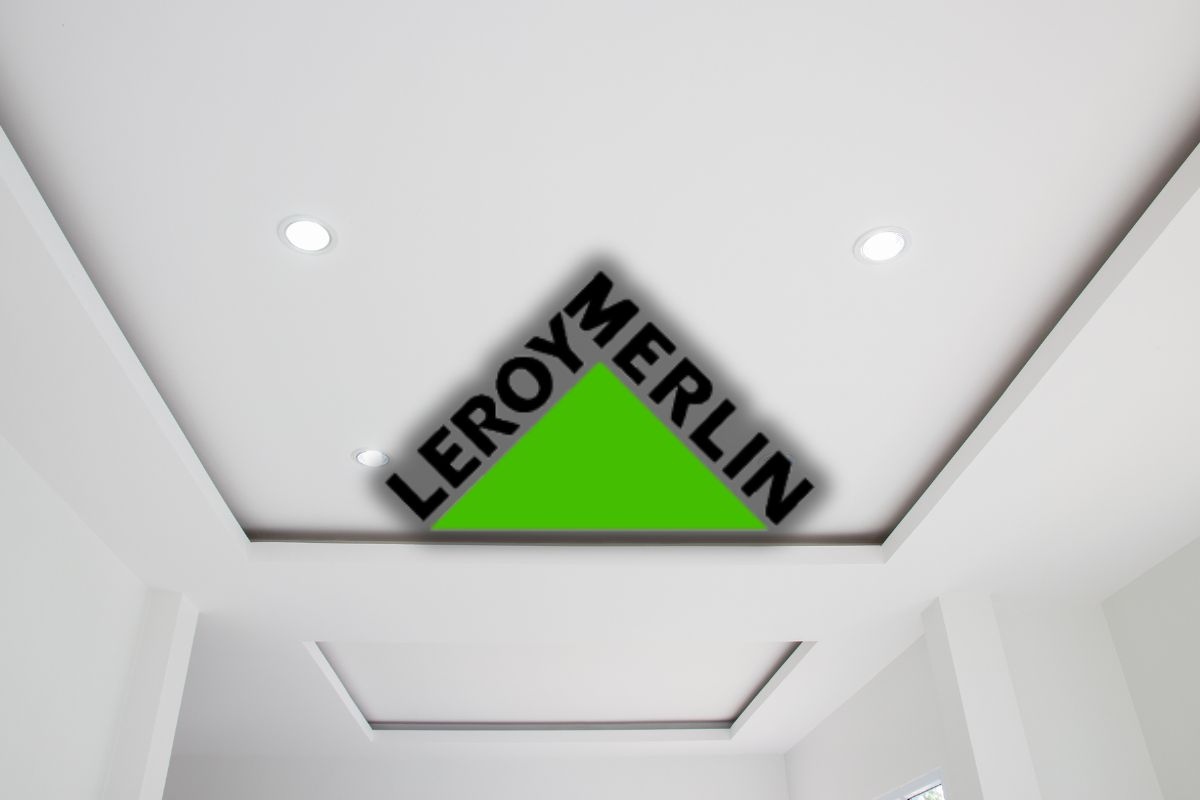 soffitto con faretti e logo di leroy merlin