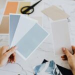 donna che sceglie colori