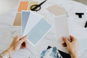 donna che sceglie colori