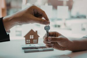 consegna di chiavi di casa tra due persone