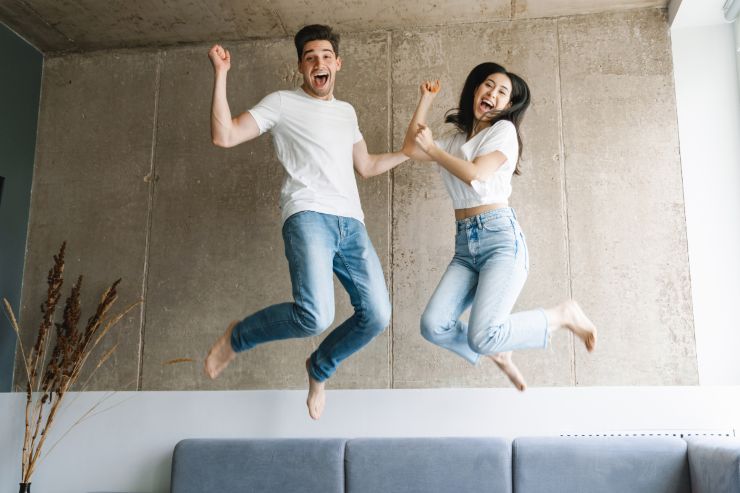 Una coppia beneficiaria che esulta