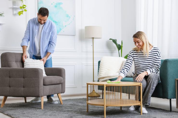 Due persone che sistemano la stanza