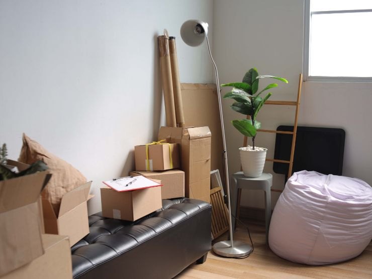 diversi oggetti e scatoloni sistemati in una stanza di casa