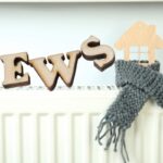 termosifone con casa coperta da sciarpa e scritte news